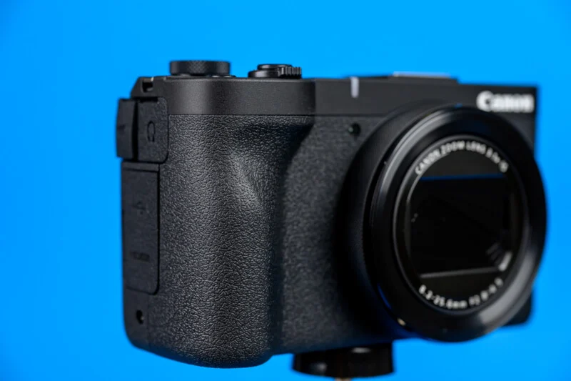 Canon PowerShot V1 lens close-up with 16-50mm focal range markings