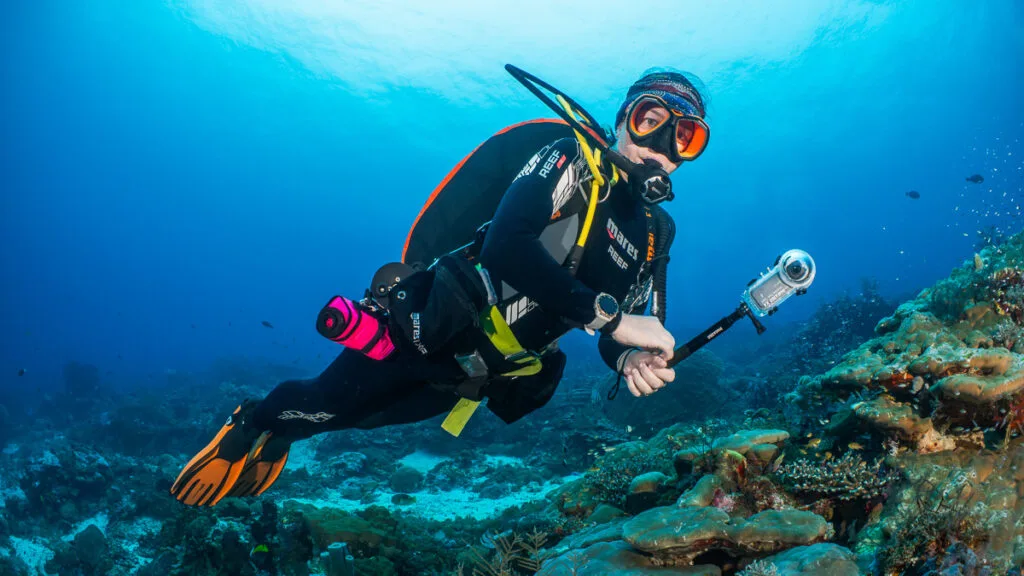 360 camera capturing immersive underwater dive footage